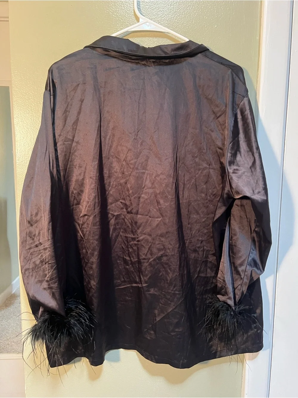 Women’s Sz XL Pajama Top Satin Button Down Black Feather Fuzzy Cuffs Long Sleeve